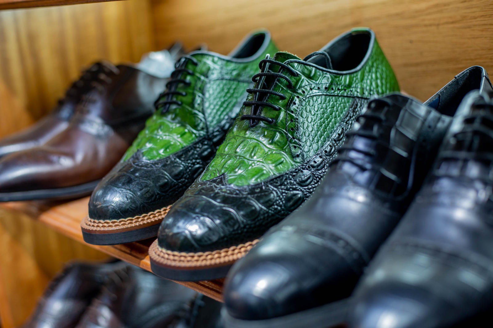Chaussures richelieu vertes en relief façon crocodile